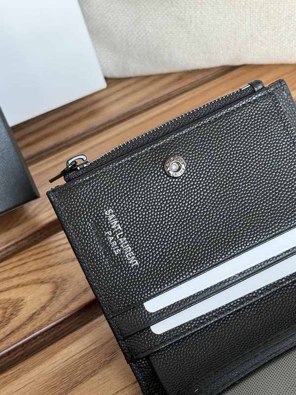 イヴサンローラン財布着用イメージ